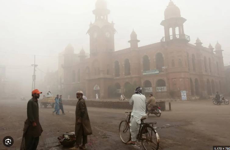 Lahore’s air remains hazardous due to high smog levels