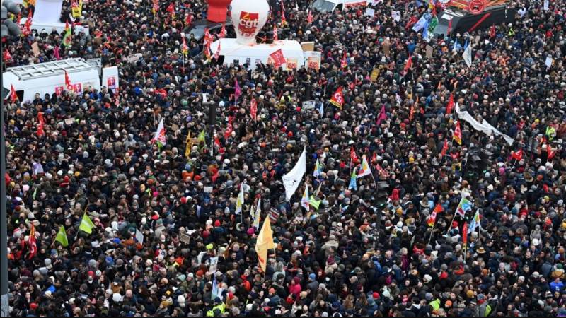 Public strikes loom as France grapples with ongoing crisis