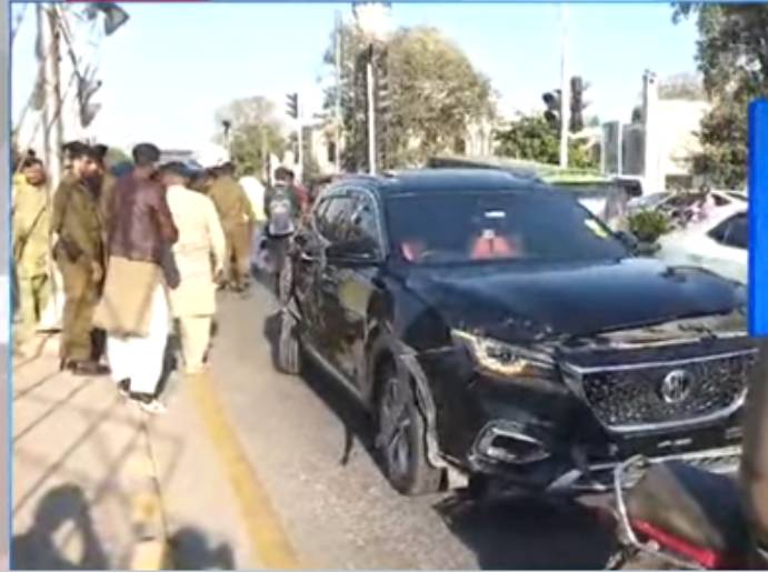 Azma Bokhari unhurt in Lahore road accident