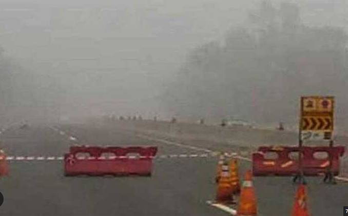 Heavy fog forces closure of motorways: 15 injured in bus-truck collision 