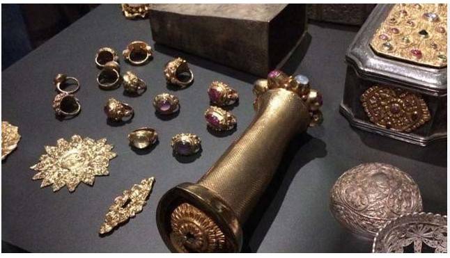 Indonesians embrace return of plundered treasure from the Dutch