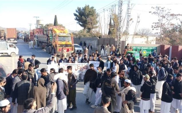 Students block Pak-Afghan highway to protest college affiliation 