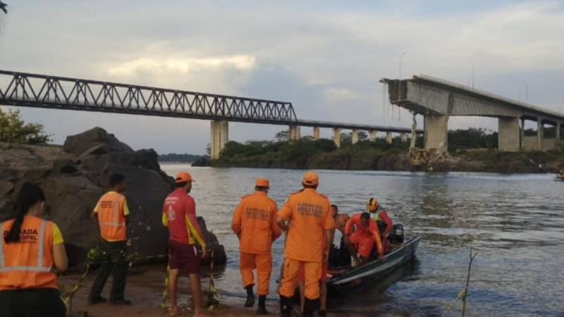 Acid spill hampers search efforts following deadly Brazil bridge collapse