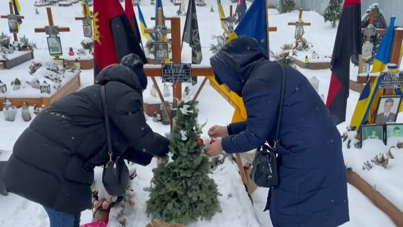 Families of Ukraine's fallen soldiers mark Christmas at cemetery