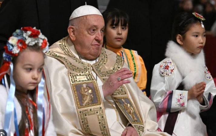 Pope kicks off Christmas under shadow of war