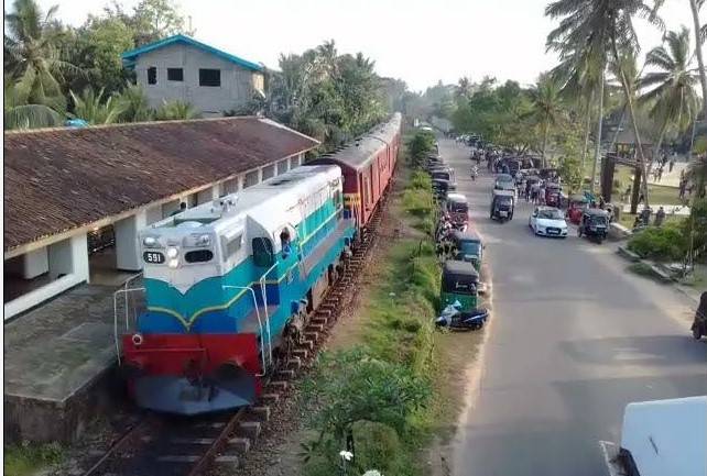 Sri Lanka train memorial honours tsunami tragedy