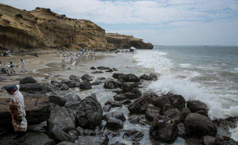 Oil leak in Peru tourist zone triggers 'environmental emergency'