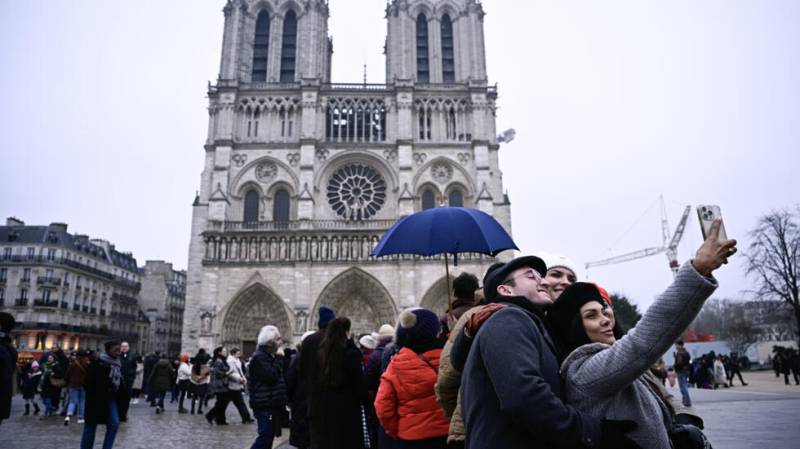 Post-Olympic Paris welcomes tourists for festive holiday season