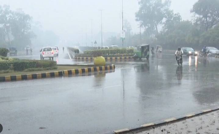 Light rain brings chill to Lahore weather