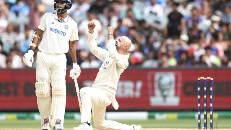 Australia rip out seven late wickets to beat India, lead series 2-1