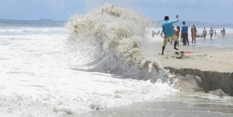 Three dead as massive waves slam Peru, Ecuador and Chile