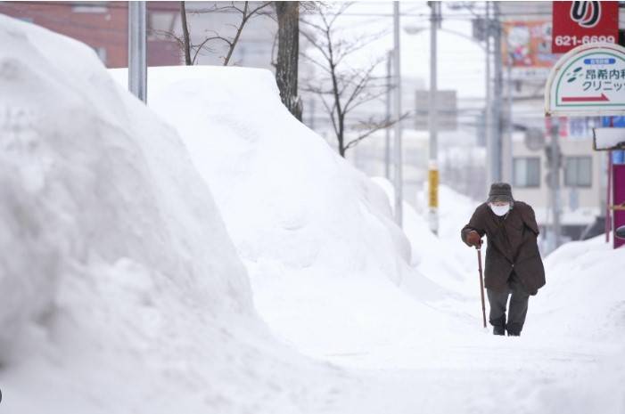 Heavy snow in Japan disrupts holiday air traffic