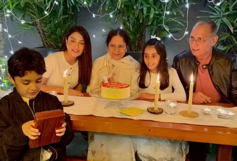 Ayeza Khan celebrates mother’s birthday with heartwarming family bash