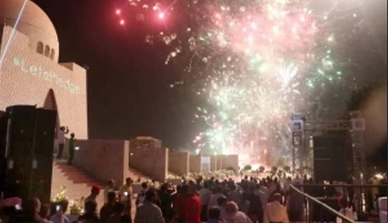 Pakistanis greet 2025 in a blaze of lights and festivities 