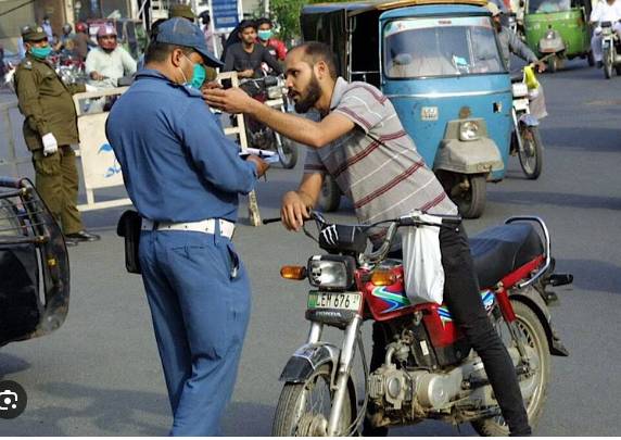 Lahore Traffic Police given power to handcuff violators