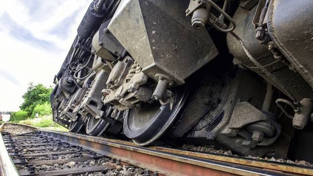 Two coaches of Shalimar Express derail in Hyderabad