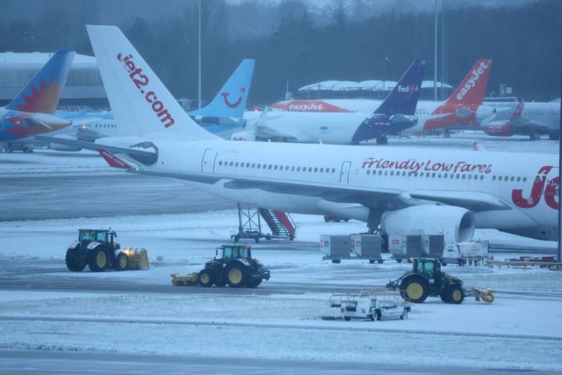 Snow across England causes disruption for air travellers