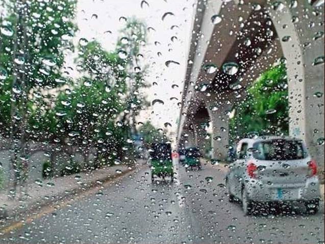 Temperatures drop considerably in Lahore after early morning rain 