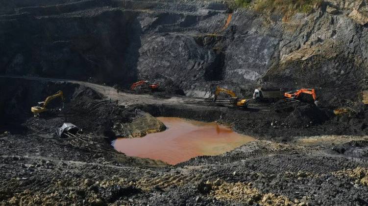 Indian workers trapped inside flooded coal mine 