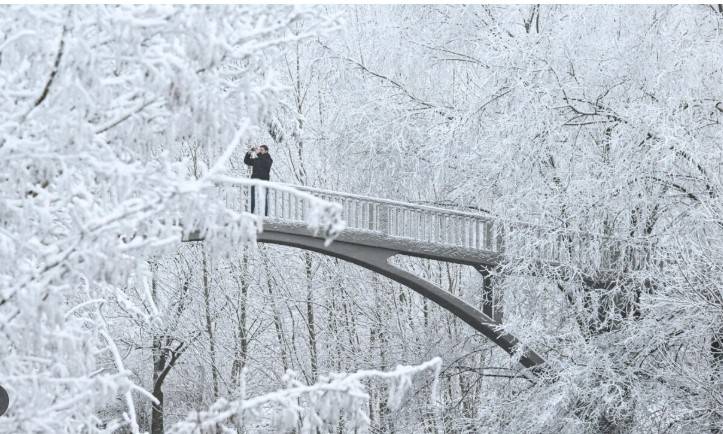 Snow, ice snarls post-holiday travel in Europe