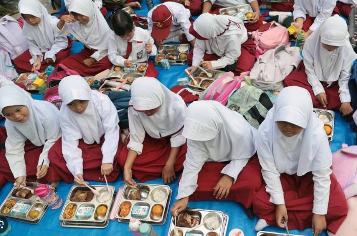 Indonesia launches free-meal programme to combat stunting