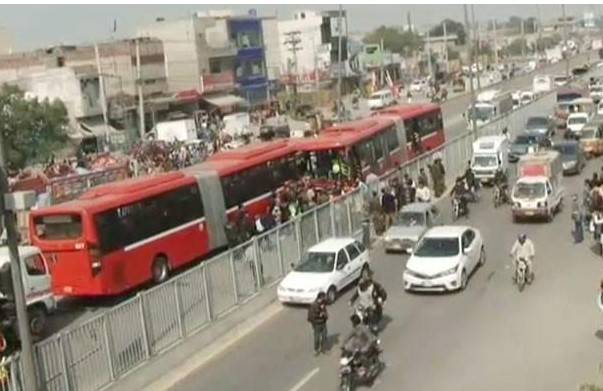 Metro track shut down after accident in Lahore 