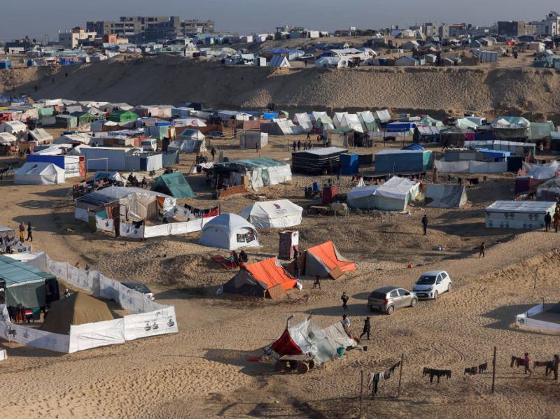 Displaced Gazan digs shelter against winter weather and war