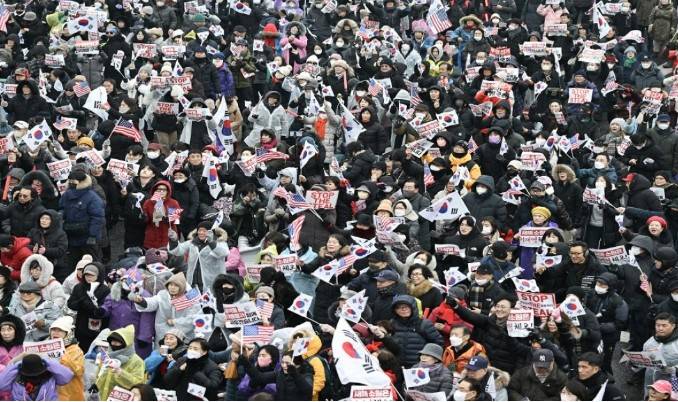 Thousands of South Koreans protest as president digs heels in