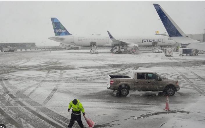 Thousands of flights cancelled, delayed over US storm