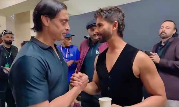 A hearty meet & greet between Shoaib Akhtar and Shahid Kapoor at ILT20 opening ceremony