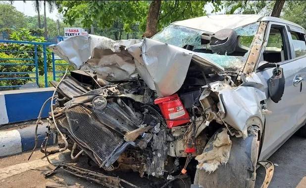 Five of family die as trailer crushes car in Bahawalpur