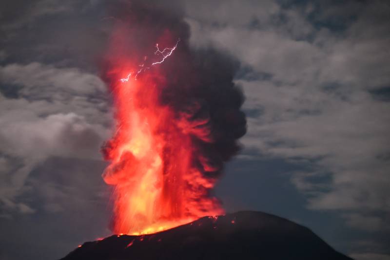 Indonesian rescuers evacuating thousands after volcano erupts