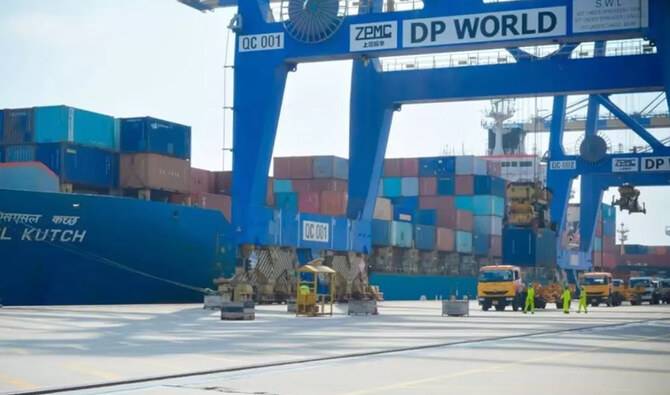 New feeder service to transport shipping containers from Dubai to Karachi