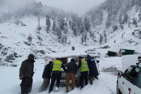 Heavy snowfall, rain disrupts traffic in Neelam Valley, Quetta, and Kalat