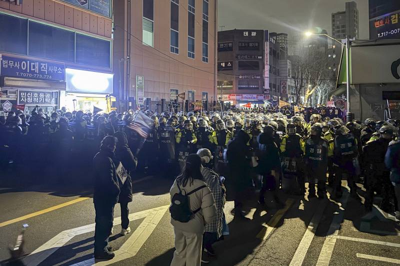 Protesters storm South Korea court after president's detention extended