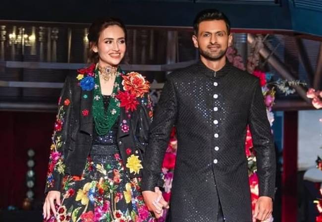 Grace in Black: Shoaib Malik and Sana Javed’s first ramp walk after wedding 