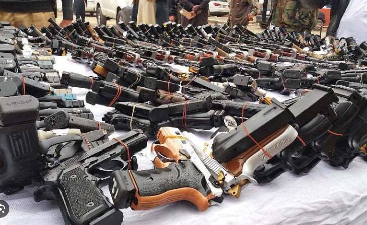 Pakistan forces seize truckload of foreign weapons at Afghan border 