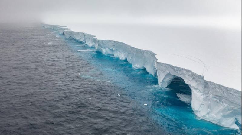 'White wall' of ice drifts toward remote penguin haven