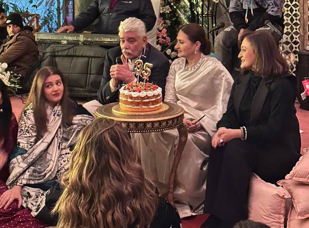 Zara Noor Abbas marks parents’ wedding anniversary with heartfelt message