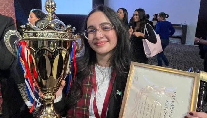 Pakistani student Rania Ali wins Best Delegate Award in Dubai