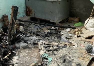 Four kids injured as father sets room ablaze after quarrel with wife in Jaranwala