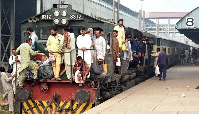Bala Raiwind Electricity disconnected at Raiwind Railway Station due to pending dues